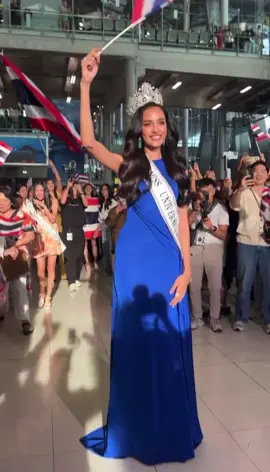 Opal đã có mặt tại sân bay để chuẩn bị tham gia MU được tổ chức tại Mexico! #missuniverse #missuniversethailand #opalsuchata #mut 