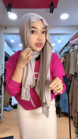 nih yang dari kemarin minta tutorial pashmina mleyot ala jizee😋 #tutorial #tutorialpashmina #tutorialhijab #pashminakaos #pashminameleyot #livestreaming #jizeeclothing 