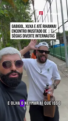 Que elenco! Um vídeo que circula nas redes sociais mostra o #encontro inusitado de #sósias de diferentes celebridades. Publicado no perfil do #Gabigol da Torcida, sósia do jogador Gabigol, o registro conta com a presença dos sósias de Cássio, Ronaldinho, Neymar, Sandy, #Xuxa e até mesmo da #Rihanna. Na legenda do post, o sósia de Gabigol escreve: “Pega esse elenco!”. A web se divertiu com o encontro e se impressionou com os imitadores. “Sandy, Ney e Rihanna são muito parecidos, caramba!”, escreveu uma usuária do Instagram. “Fiquei na dúvida se é a própria Xuxa”, disse outro internauta, impressionado com a semelhança entre a sósia e a cantora.  #tiktoknotícias