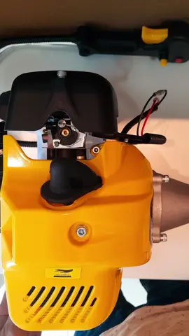 A Roçadeira Lateral à Gasolina BRO520 4 em 1 da The Black Tools combina potência e durabilidade com motor de 52CC, ideal para trabalhos contínuos e intensos. Com velocidade de até 9500 RPM e capacidade para 1200 mL de combustível, oferece desempenho robusto para cortar diferentes tipos de vegetação. O kit inclui várias lâminas e acessórios para maior versatilidade. Comente 