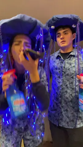 Conozcan a Ernie y Bernie😮‍💨 @Santiago Peregrina #espantatiburones #medusas #halloween #couplecostumes #couplegoals 