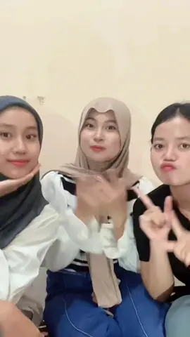 Halowww!!ciwi2 nya kurang lengkap nih😔👋🏻#kkn #kkn2024 #kknupr #universitaspalangkaraya #kenangankkn #foryoupage 