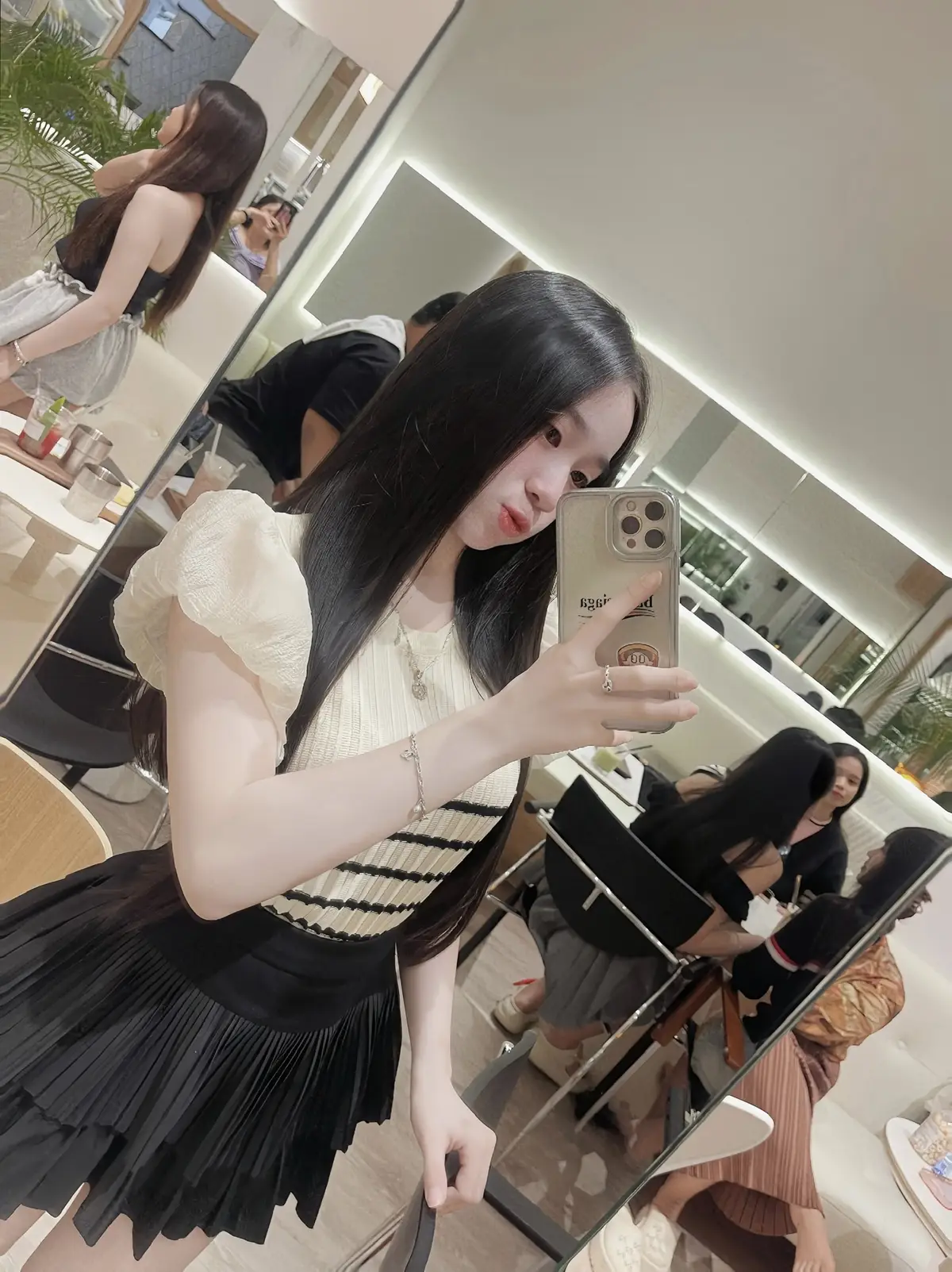 Đừng yêu 1 người chỉ biet hứa hẹn, hãy yêu 1 người vì bạn mà làm nhiều điều..