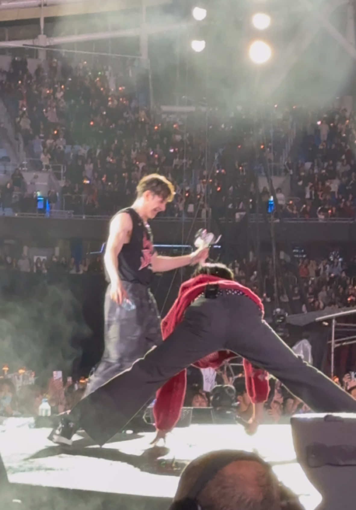 lee know slips on water (he’s okay tho) #skzdominatetour #skzsydney #straykids #leeknow 