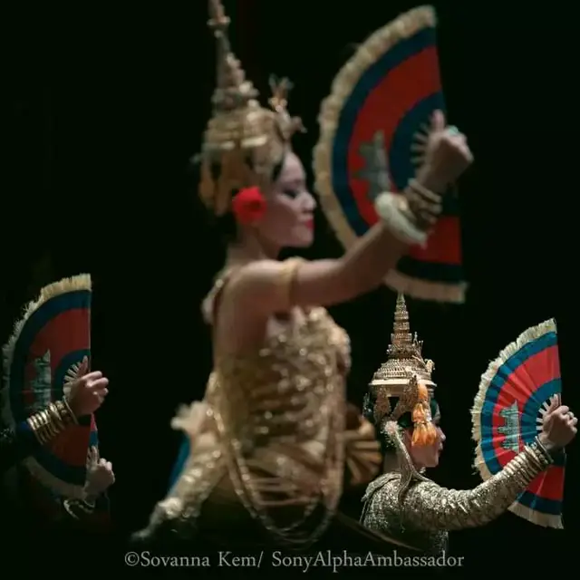 យើងជាខ្មែរ🇰🇭 ជាជាតិសាសន៍ដែលមានអរិយធម៌ដ៏អស្ចារ្យ🇰🇭 📷- Sony A9M2 | FE 70-200mm f2.8 GM OSSII  📷- Copyright Sovanna Kem #CambodiaSonyAlphaAmbassador #fyp #ពង្សាវតាខ្មែរ #cambodia #❤️ #🇰🇭  បទ៖​ ជនជាតិ​ខ្មែរ​ ច្រៀងដោយ​  ហួយ មាស I. ជនជាតិខ្មែរកើតនៅលើដីខ្មែរ ​ ត្រូវតែយើងថែជាតិឲ្យបានរុងរឿង ​​ កេរ្តិ៏ឈ្មោះជាតិបានថ្កុំថ្កើង លុះត្រាតែយើងជួយថែរក្សា ។ II.ទោះបីខ្មែរទៅនៅប្រទេសណា ចូរកុំភ្លេចថាយើងកើតពីឈាមខ្មែរ (កុំ)ឲ្យបរទេសវាបង្វែរ ឲ្យខ្មែរនិងខ្មែរបែកសាមគ្គីគ្នា ។ R. ថ្វីបើគេហ៊ានចំណាយ ប្រាក់កាក់ចាយហូរហៀរយ៉ាងណា ត្រូវកុំភ្លេចជនជាតិខេមរា រុងរឿងថ្លែថ្លាតាំងពីបុរាណ ។ IV.កេរ្តិ៏ឈ្មោះជាតិនៅគង់វង្សបានយូរ ត្រូវតែយើងស៊ូរួបរួមគ្នាគ្រប់ប្រាណ​ ខំការពារដោយក្តីក្លាហាន ទើបជាតិយើងបានស្គាល់ក្តីរុងរឿង ៕ អាចស្ដាប់៖​ https://youtu.be/7DlQ_19bGaE?si=Ap_YNCcEqhu2msQo