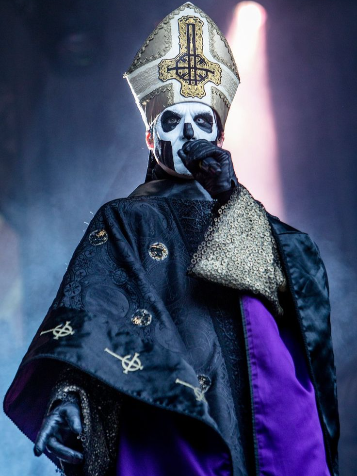 Se enfoca en la adoración o devoción hacia una figura superior, que puede interpretarse de varias maneras. Aunque Ghost suele usar simbolismo religioso o satírico, 