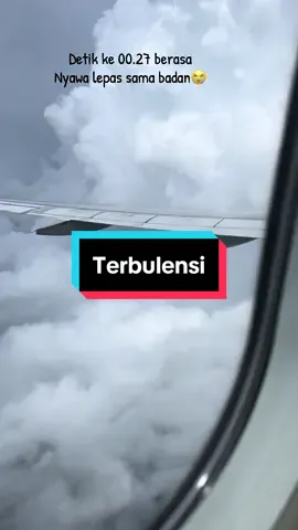 Pertama kali ngerasain terbulensi parah sampek HP jatuh.. pesawat naik turun kyk rollercoaster 😭 #terbulensi #pattaya #terbulen #pesawat #airplane #terbulence #plan 