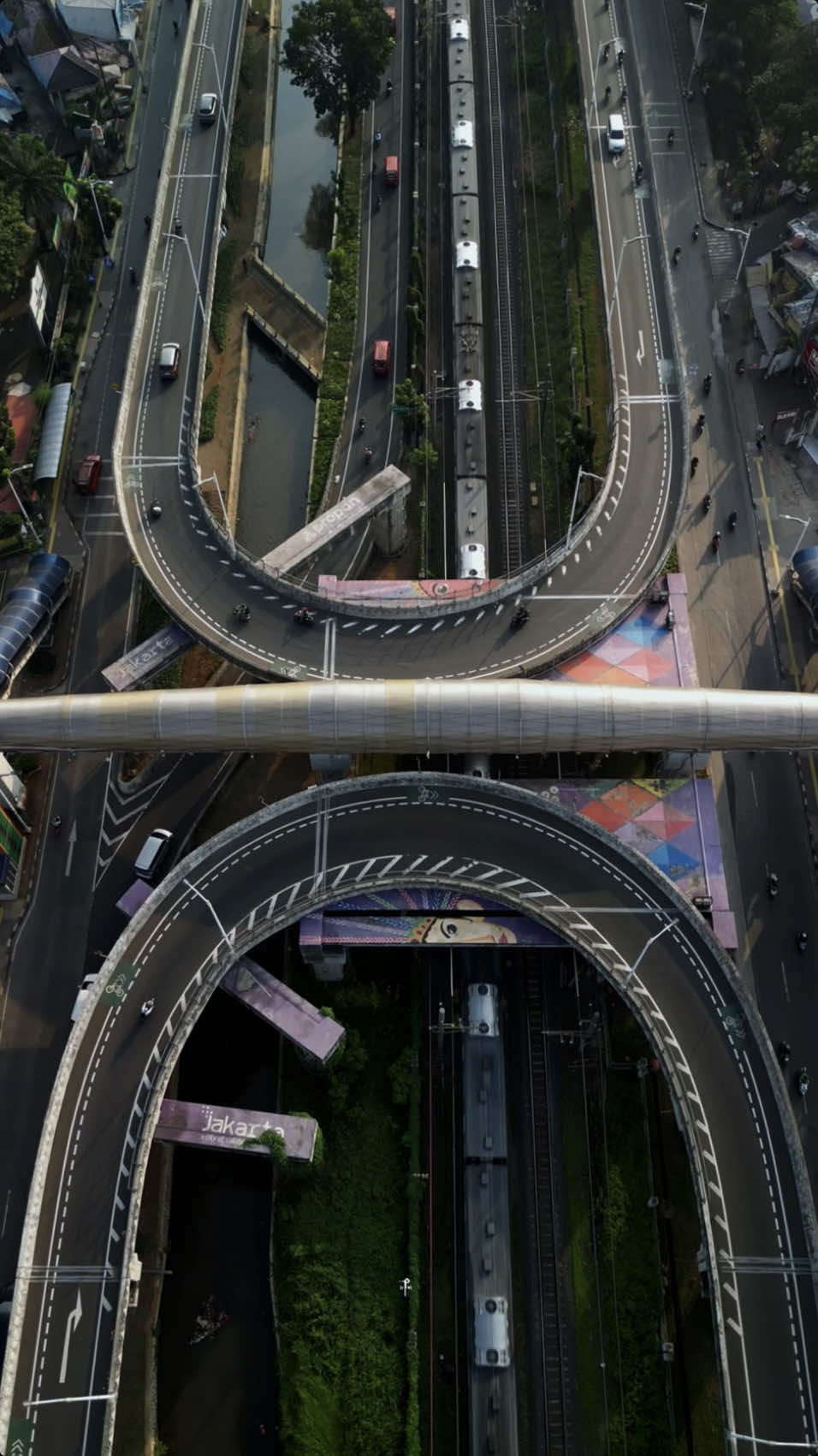 Suasana pagi di Flyover Tapal kuda Lenteng Agung 📍Jagakarsa, Jakarta Selatan #drone #dronevideo #dronephotography #dronestagram #dronelife #aerial #aerialphotography #dji #djiera #djindonesia #djiglobal #flyover #flyoverlentengagung #lentengagung #lentengagungterkini traffic #jakartahits #jakartainfo #jakartaselatan #indonesia 