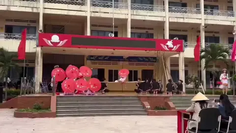 11a11 Trường THPT Nguyễn Huệ   Múa cô giáo về bản + múa sạp + em là cô giáo vùng cao 