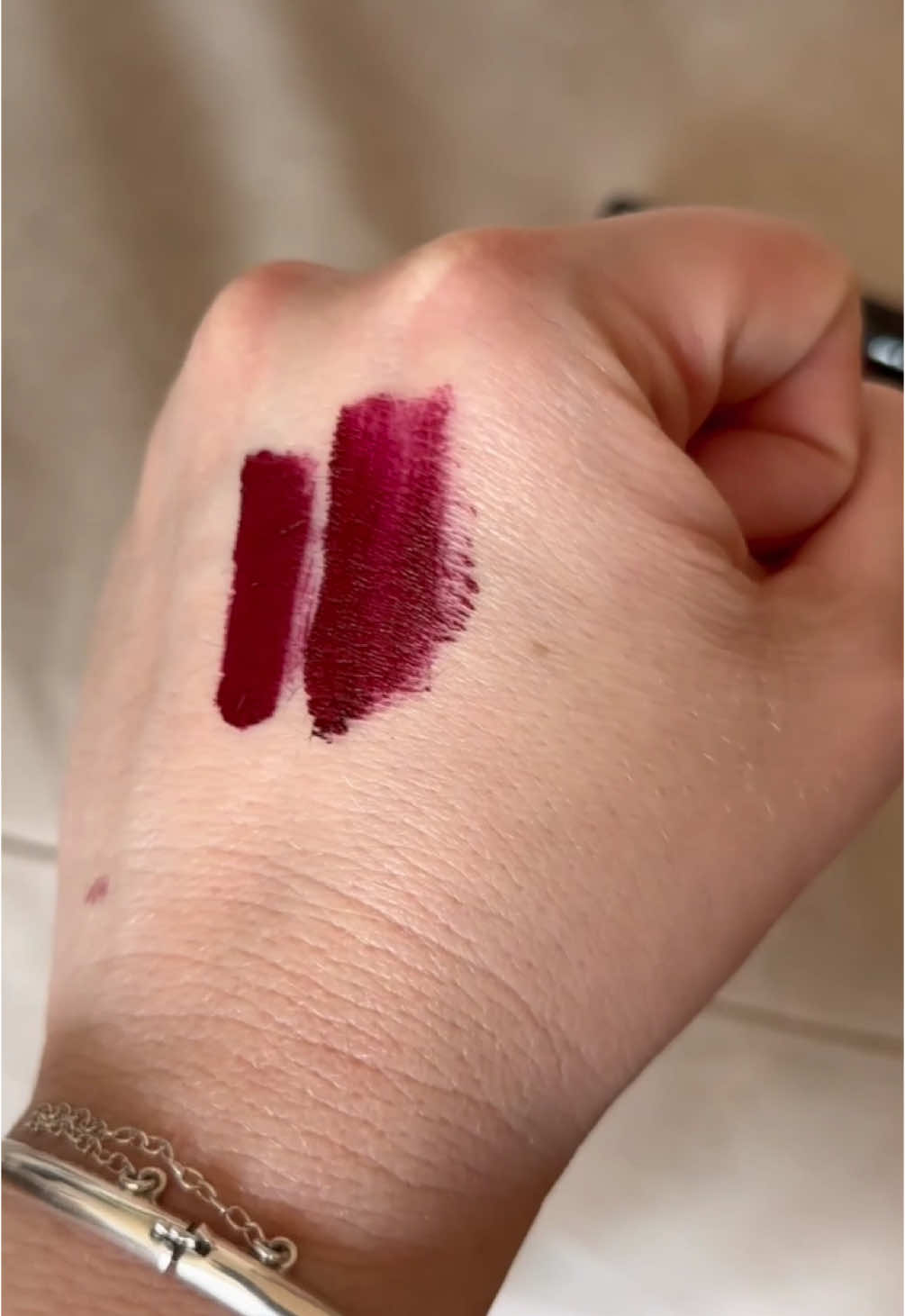 ‼️ALERTA DUPE ‼️  Encontré el dupe del color🍇 del momento  Los tonos son: 🍇Havana Nights de @OFRA Cosmetics, LLC  🍇Amore Notturno de @Pat McGrath Labs  Este tono es ideal y precioso. A ti que te parecen??? #dupe #dupealert #dupes #lipstick #pocomakeupmuchoglow 