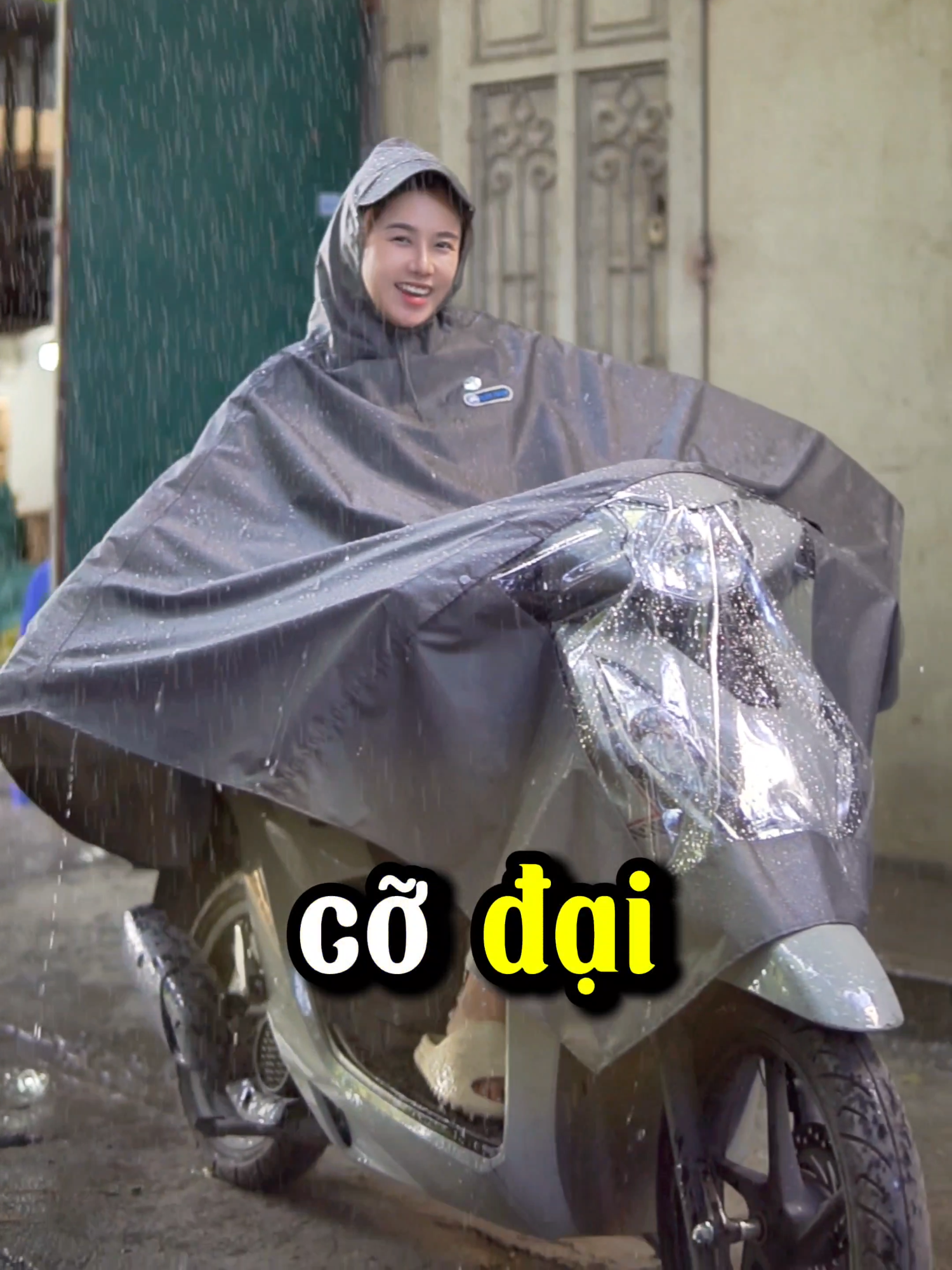 ÁO MƯA ĐI XE MÁY CỠ ĐẠI SIÊU TO SIÊU RỘNG - Vải dù vân tổ ong cực dai bền, chống thấm tuyệt đối, có lỗ xỏ gương, có bóng kính che đèn xe  #aomua #aomuasonthuy #aomuacodai #aomuachoang #aomuadixemay #xuhuong #aomuacaocap #aomuacanhdoi