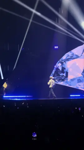 Werenoi - Chemin de diamant 🔱 📍Bercy #rapfrançais #rapfr #accorarena #bercy #werenoi #chemindediamant #pyramide #carre @🔱 WE RENOI 🔱⬛️ 