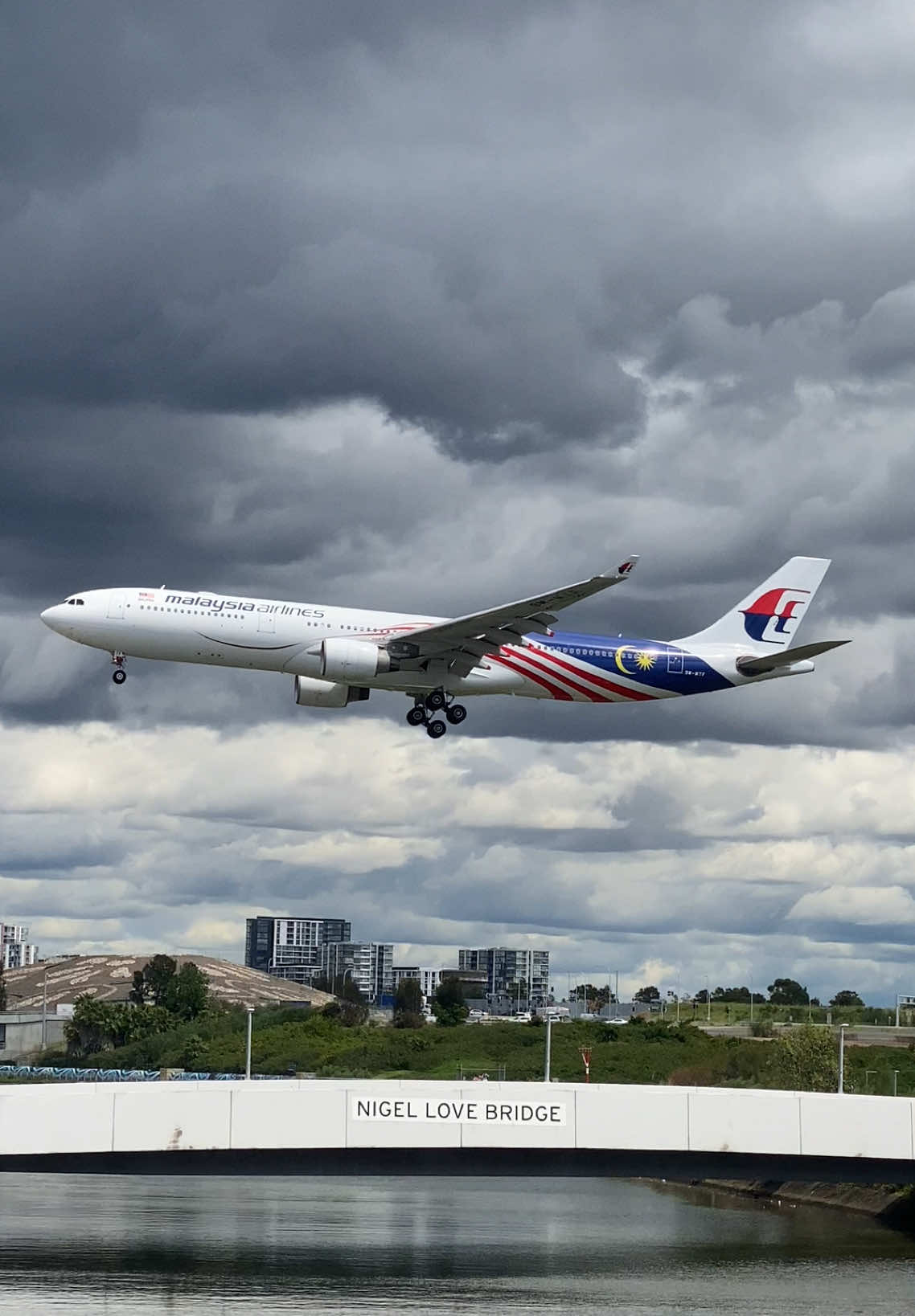 Great butter landing by @Malaysia Airlines A330-343 into Sydney airport  #travel #sydaviation #planespotting #sydneyairport #airbus #a330 #330 #malaysiaairlines 