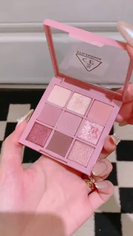 Bảng mắt siêu hot nha 3CE, bà nào tone lạnh rinh ẻm về liền cho tui. Phù hợp make hàng ngày nhẹ nhàng luôn nha. Chất phấn nhà 3CE mềm mịn không có gì để chê á #makeup #3ce #coolgirl #cooltone #phanmat #viralvideo #videoviral #tiktok #xuhuong2024 #cute #test 