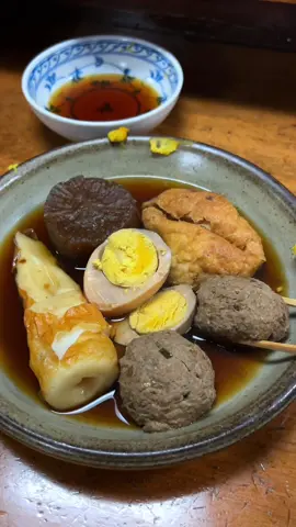 82歳のおでん職人！大きな鍋には何時間も煮込まれた真っ黒のおでん！美味しかった！ （店名） ・おでん安兵衛 （場所） ・福岡県福岡市中央区西中洲2-17 （営業時間） ・18:00〜23:00 （定休日） ・日曜日 #福岡グルメ #japanesefood 