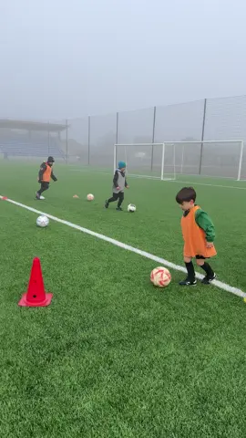 U-6 Technical Circuit 👆⚽️ 🔹In this technical dribbling circuit for 5-year-old kids, our little football stars are building control, coordination, and ball-handling skills! The circuit includes simple, fun stages designed for their age, where they guide the ball through cones, go around obstacles, and keep their balance. Each exercise helps boost their focus and patience, laying a strong foundation for future football training. The goal is for them to have fun and build confidence in their skills! ⚽🌟👧👦 #FootballKids #SoccerTraining #dribblingskills #KidsSports #FutureChampion #SoccerFun 