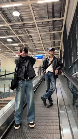 Combo jaket kulit + celana denim barem bang @IKIWWW  #outfitcowok #leatherjacket #celanadenim #jaketkulit #jaketboxy #regularfit 