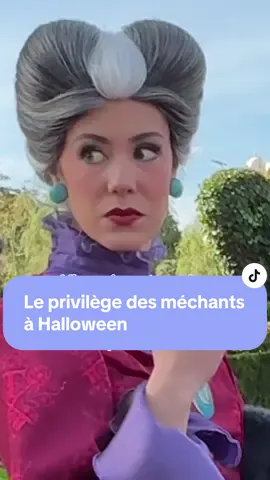 Les méchants à Disneyland Paris, c’est vraiment les seuls qui n’ont pas besoin qu’on contrôle la foule à leur place, c’est le privilège d’être méchant 😂 #disney #disneylandparis #dlp #disneycharacters #disneymeetandgreet #halloween #ladytremaine #cendrillon #disneyadult #disneyfan @Disneyland Paris ✨ 