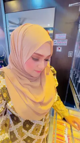 Beli emas lagi , takper bagi isteri bahagia sebab dia pon dah buat macam2 bersama suaminya ni …. Kami nak gerak dah ke LANGKAWI Kami tak sabar nak jumpa Hampa semua Alhamdulillah terima kasih semua dalam group2 LANGKAWI dan semua Warga LANGKAWI sebab mudahkan urusan kami untuk nak bawa LAKSA VIRAL yang akan datang ke LANGKAWI  Jumpa semua di :  TEMPAT : TAPAK BAZAR RAMADHAN PEKAN KUAH TARIKH : 29 Oktober - 3 November  FAIZ SOUL FESTIVAL Dapatkan LAKSA VIRAL kami In sha Allah kita jumpa di LANGKAWI  Sokongan anda semua , kami sangat hargai 🙏🏻🤲🏻❤️🥰