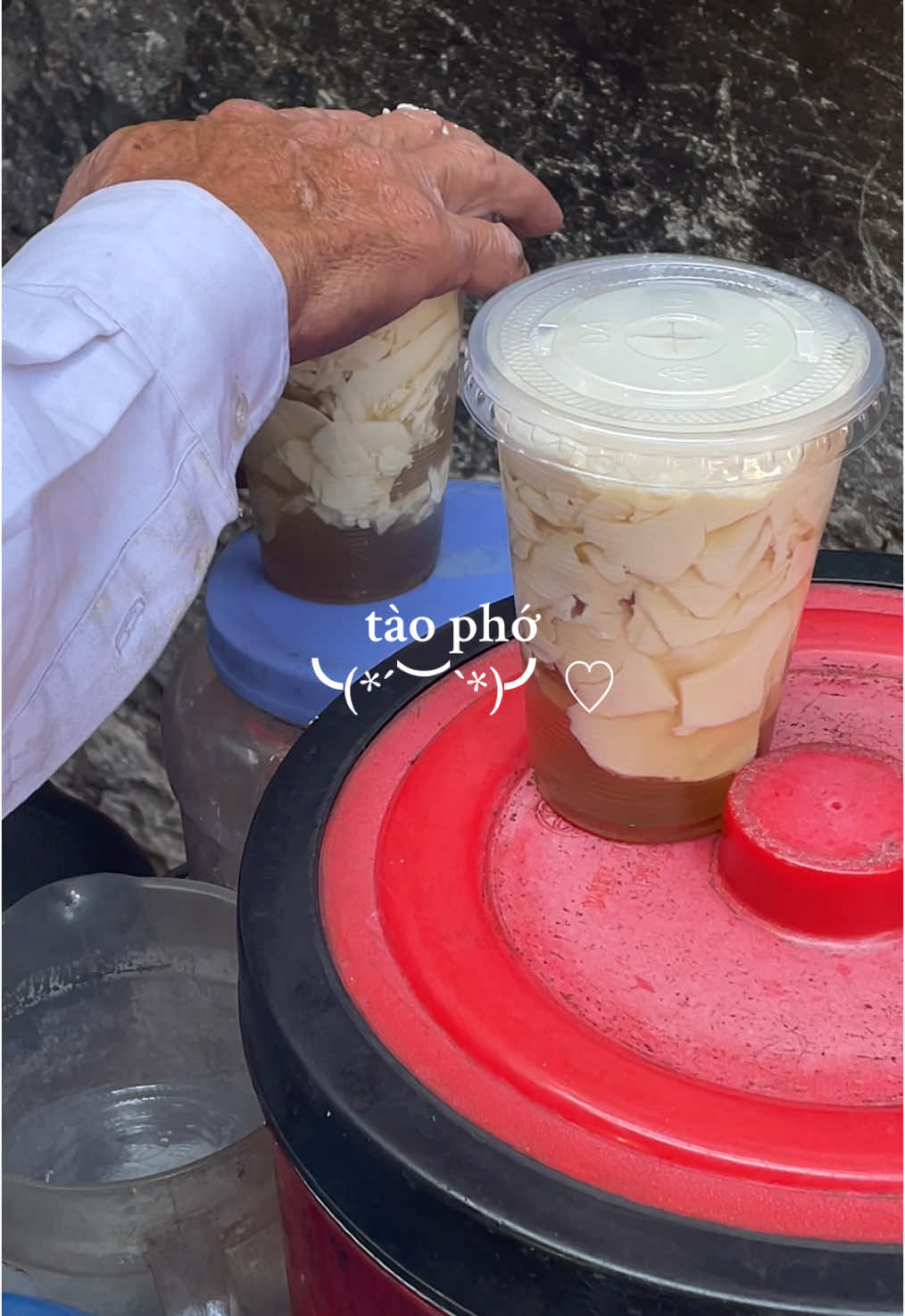 ♡ dạo này hiếm lắm mới bắt gặp 1 xe tào phớ truyền thống như vậy 🥛 Từng vá phớ mềm mướt, nước đường thơm mát cho ngày thu nắng nhẹ tại Hà Nội.  #fypシ #viral #xuhuong #review #yummy #doanvat #taopho #hanoi #muathu #streetfood 