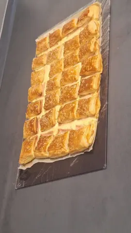 Blätterteig Gericht  Rezept  Für eine Portion  2 Blätterteig  1 Pck Bresso  7 Scheiben Butterkäse  7 Scheiben Putenbrust  1 Eigelb  etwas Sesam  ca. 25 Minuten bei 180 Grad Umluft  #blätterteig #kochen #lecker #food #essen #Foodie #funny #FoodLover #trends #rezept  #einfacherezepte #schnellerezepte #fyp #fy 