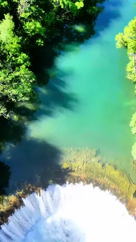 UNE CASCADE ET UNE GROTTE CACHÉE ? 🏞️ C’est à 1h de Nîmes que j’ai fais cette belle randonnée ! 😎 Depuis la cascade de la Vis j’ai commencé cette randonnée incroyable jusqu’à la grotte d’Anjeau, perchée dans les hauteurs. 🌄 Le sentier débute à la cascade de la Vis (St-Laurent-le-Minier) et grimpe à travers pinèdes et vues panoramiques, avec des passages escarpés mais accessibles pour randonneurs modérés. 🥾 La montée vaut chaque effort ! 💪🏻 Arrivée à la grotte, le calme et la fraîcheur offrent un moment hors du temps ! #fierdusud  ➡️ Départ : Cascade de la Vis 🕐 Durée : env. 3h aller-retour ⚠️ Difficulté : Modérée, idéal si t’es sportive ou simplement dynamique 😉 Détails et tracer sur @visiorando « grotte d’Anjeau » 📲 Dis-moi si tu connais un spot insolite du Sud de la France ? ⬇️  #Randonnée #casacde #NatureAddict #ExploreFrance #insolite #herault #gard #montpellier #nimes 