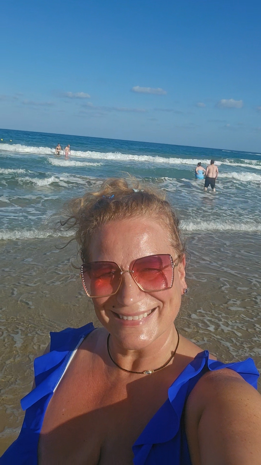 wish I am back in Greece.... feeling the sun on my body and listening to the sea.  #curveygirl #matute #feelinggood #maturewoman #confident #holiday 