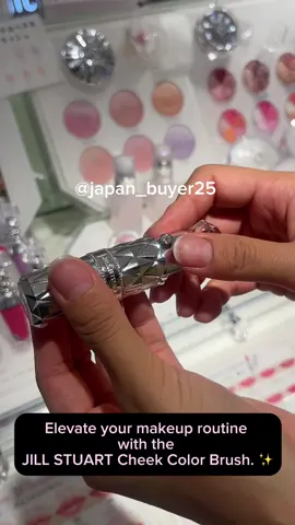 🇯🇵Elevate your blush application with the JILL STUART Cheek Color Brush. ✨  The adjustable length and soft bristles provide a flawless finish.  Experience the luxury of this crystal-embellished brush.  #JILLSTUART #blushbrush #makeupbrush #beautytools #makeuplover #beautyessentials #makeupoftheday #makeuplook #makeupaddict #beautyblogger #crystalbrush #adjustablebrush #makeupessentials #日本代购 #代购 #日本代購 #日本制 #jillstuart代购