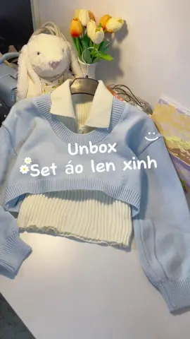 Quá là dễ thương với set áo len này rồi, phối màu cưng quá chừnng nè. Kiểu dễ thương năng động nhé, phối với chân váy hay quần đều được nha. Kiểu khá lạ nhưng xinh lắm ấy #trending #xuhuong #canmottachtra #setao #setaolen #aolen #aokieu #aoxinh #aolennu #setaoxinh 