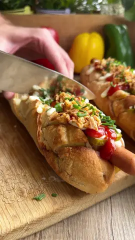 Czosndogi pewnie każdy już zna, ale takich serowych pewnie jeszcze nie robiliście!😁 Zapisujcie❤️ * SKŁADNIKI: 🤌2 bagietki czosnkowe, 🤌4 cienkie kiełbaski, 🤌6 plastrów topionego cheddara, 🤌2 garści mozzarelli, 🤌ogórki piklowane, 🤌majonez, ketchup, 🤌prażona cebulka, 🤌zielona cebulka, * PRZYGOTOWANIE: 👉bagietki rozcinamy i do środka dodajemy topiony cheddar, 👉wrzucamy podgrzane kiełbaski i zasypujemy mozzarellą, 👉pieczemy 15 minut w 150 stopniach, 👉układamy ogórki, polewamy sosami i posypujemy cebulkami, 👉ENJOY❤️ * #śniadanie #pomyslnasniadanie #conaobiad #prosteprzepisy #tanieprzepisy #szybkoismacznie #szybkiobiad #pomyslnaobiad #domowyfastfood #czosndog