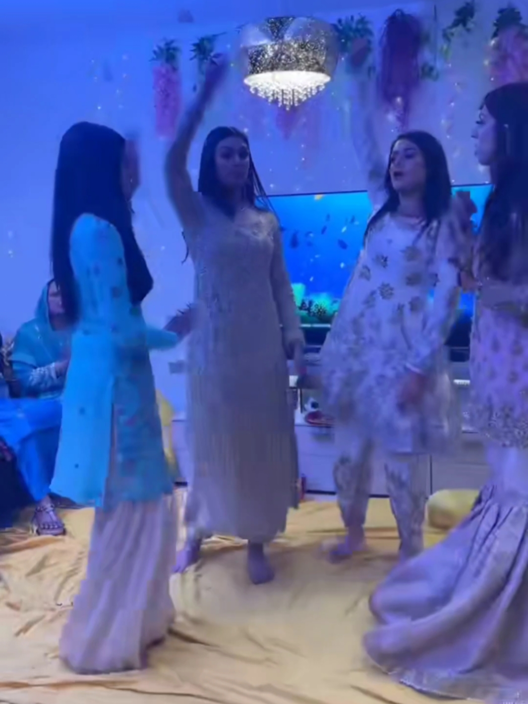 Cousins viral dance 💃🏻🔥#foryoupage #trendiing #grow #pakistanweeding #trendingvideo #dancer #unfreezemyacount #viral #weedingdance #weeding #growmyaccount #trending #foryou #foryoupage 