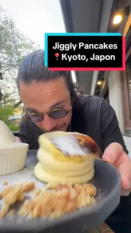 Jiggly Pancakes en Kyoto, Japón! 🇯🇵🥞Estos pancakes le han dado la vuelta al mundo y se hicieron ultra virales, este lugar principalmente! Y la neta me cagan estos lugares que ya como tienen fila, se siente la vibra culera de ya paga, como y vete, ni una pinshi sonrisa! Honestamente fue poquito peor de lo que esperaba, pero si iba esperando eso porqué tienen pésimos reviews en Google, pero no encontré otros mejores y la neta si estaban otro pinshi pedo, en mi perra vida regresaría, pero pues si están muy rifados… #pancakes #kyoto #japon #comida #foodreviews #hotcakes #breakfast