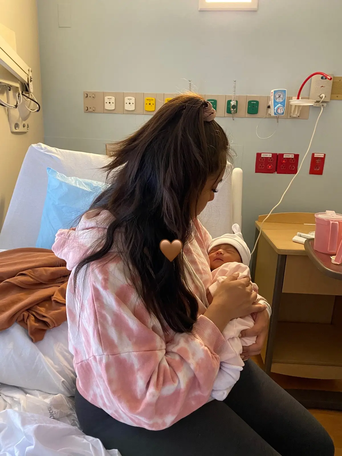 Motherhood changed eveything for me. I wasn’t prepared for all the changes that where coming my way. The physical and the mental shift has been significant. This version of me (the mama, mommy, mom) is my favorite. It is hard, it is messy, but ive never loved nor been loved so easily. 🤎✨ #fyp #motherhood #mama 