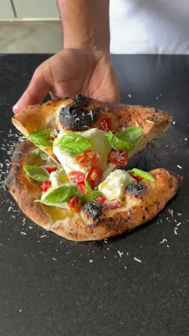 Pizza de Gelo 🧊  Pizza com burrata de búfala, tomatinho grape, manjericão basílico, parmesão 12 meses e azeite. 🤤 . . . #pizza #pizzadelivery #pizzaria #pizzariadelivery #burrata #CapCut 