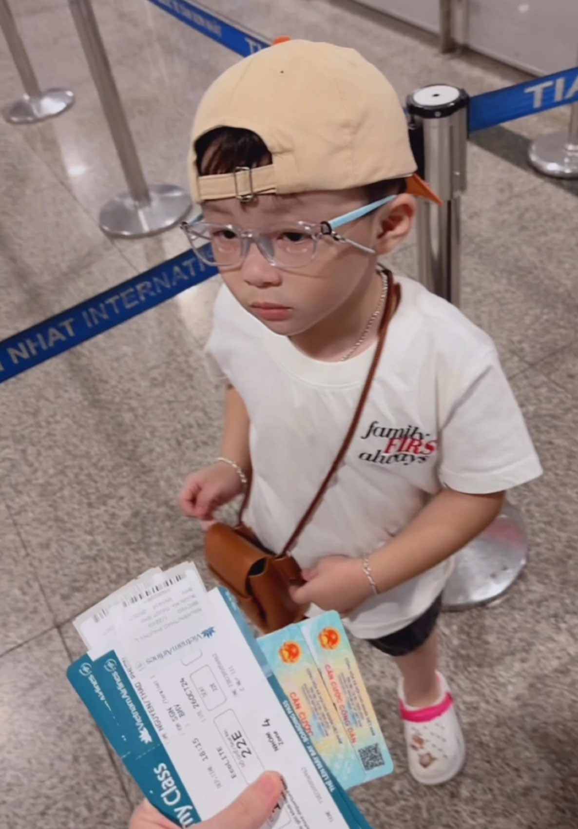 Chiếc em bé đi máy bay lúc nào cũng trộm vía nay được sử dụng thêm Căn cước cho bé nữa lại càng nhẹ tênh 🫶🏻✈️ #CapCut #embedichoi #choberangoaichoi #saigon #buonmathuot #fyp #embedangyeu #mevabe #baycungembe #traveltiktok #LearnOnTikTok #landaulamme #fyp #xuhuong #viralvideo 