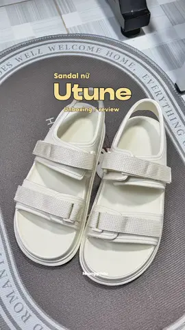 Thêm 1 item cho mấy bà đi học , đi chơi nữa nè . Chời ơi có hơn trăm ka mà nó đẹp gì đâu luôn á ✨😍❤️💯#giaysandal #sandal #giayutune #review #nhunggriviu #unboxing #unbox 