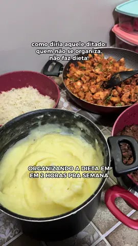 ORGANIZAÇÃO É A CHAVE PRA DIETA SAIR 100% ✅ Sempre tiro 2/3 horas do meu finde pra organizar a comida da semana e te garanto que vale a pena! ✅frutas higienizadas e picadas: melão, morango, uva, melancia. ✅folhas verdes, tomate cereja e pepino japonês. ✅marmitas com frango, patinho, purê de batata e arroz branco. Se quiserem trago outro vídeo mostrando a montagem das marmitas! 💜