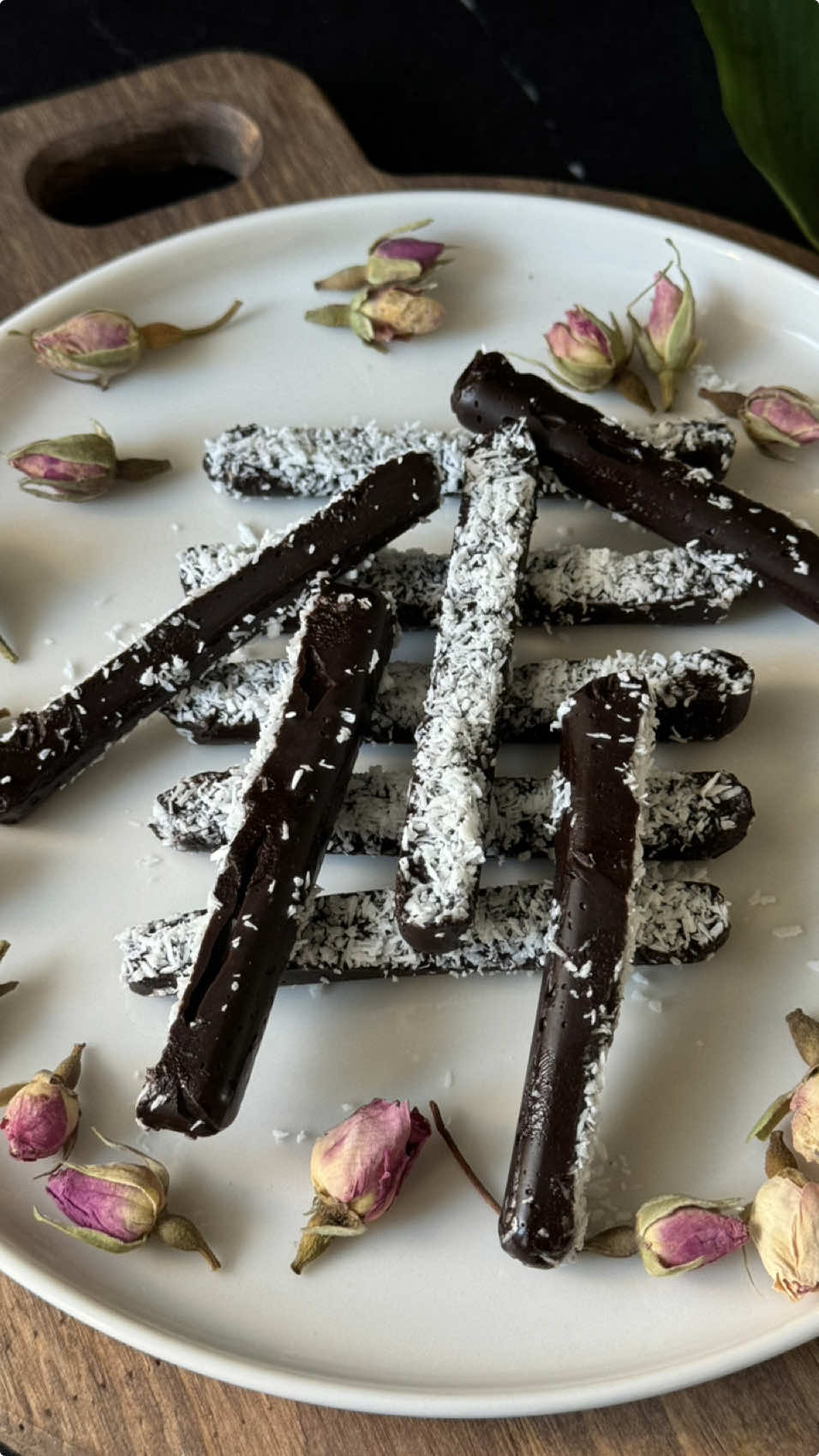 5 Dakikada Sağlıklı Çikolata Tarifi 🍫✨ Tatlı isteğini karşılamak hiç bu kadar kolay olmamıştı! Bu lezzetli ve pratik çikolata tarifi, hem sağlıklı hem de çocuklarınızın bayılacağı bir atıştırmalık sunuyor. Hızla hazırlayıp dondurabileceğiniz bu tarifle tatlı keyfini sağlıklı bir şekilde yaşayabilirsiniz! 🌱 Malzemeler: 1 yemek kaşığı fıstık ezmesi 🥜 1,5 yemek kaşığı kakao 🍫 2 yemek kaşığı eritilmiş hindistancevizi yağı 🥥 2 yemek kaşığı bal 🍯 Hindistancevizi rendesi (süslemek için) Yapılışı: Tüm malzemeleri karıştırarak pürüzsüz bir kıvam elde edin. Karışımı kaşıkla ya da ekmeğe sürerek tüketebilir, isterseniz buzlukta dondurup sertleştirebilirsiniz. #SağlıklıAtıştırmalık #ÇocuklaraTatlı #EvYapımıÇikolata #PratikTatlılar #BesleyiciTatlı #HealthySnacks #HomemadeChocolate #QuickDesserts #NutritiousTreats #SweetTooth