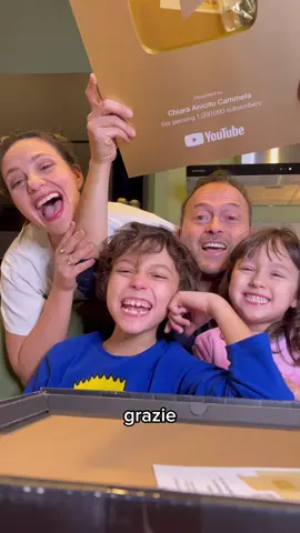 Quando arrivi a 1 MILIONE di iscritti su Youtube ti arrica questo! ❤️ Grazieeeeee!