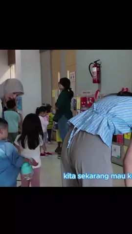 gambaran suatu hari ketika istri gua mengantarkan anak ke sekolah. 😂😅 @gitajkt48 #jkt48newera #jkt48 #gitajkt48 