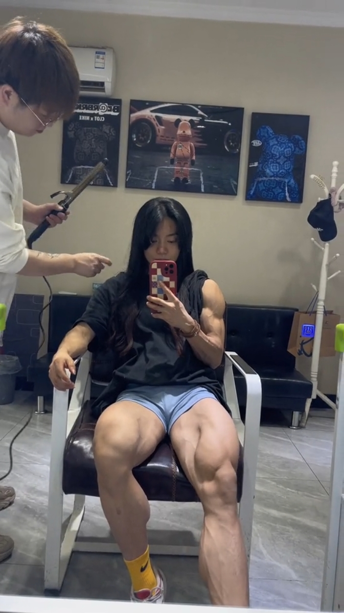 Idk how that barber isn't getting distracted by those big quads🫣 -Yao Zeng (gwl20180728) (159911631) #strongwomen #quads #FitTok #fyp #viralvideo 