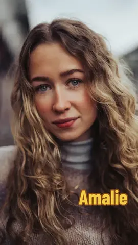 I like to hear how often Art lets us find our true selves and share it confidently with the world, like in this case with Amalie and her fulfilling moment in front of over 1000 people, wow! 😮👏🏻 This was D-Moment of @Amalie . Camera operator: @Vanita 🎥 #streetphotography #portraitphotography #portrait #people #beauty #norway #girl