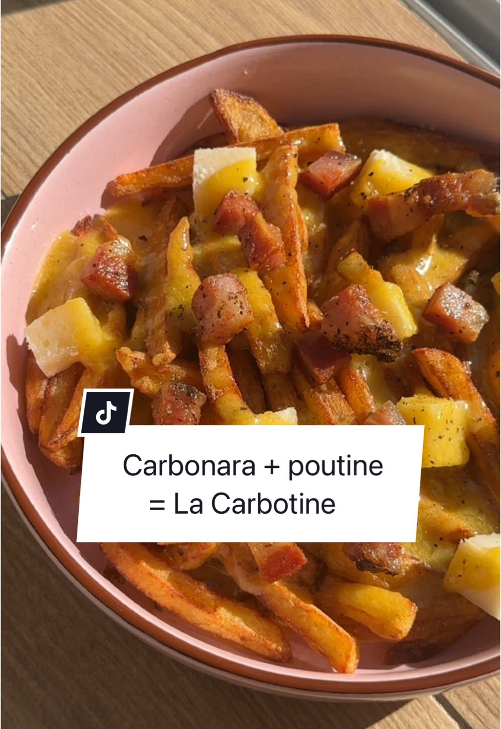 Donné moi deux plats que tu veux que je mélange 🤤 Ingrédients :   - 500g de pommes de terre  - 5l d’huile de fritures  - 150 g de guanciale  - 5 jaunes d’œufs - 50 g de pecorino romano - 50 g de parmesan - Poivre noir fraîchement moulu - Sel Instructions :  - Coupe tes pommes de terre en frite et fait les cuire en deux cuissons, une première à 150 degrés 7 minutes et une deuxième fois à 180 degrés pendant 3 minutes.   - Coupe le guanciale en petits morceaux.    - Râpe le pecorino et le parmesan.    - Sépare 5 jaunes d’œufs dans un bol.    - Mélange les fromages râpés avec les jaunes d’œufs dans le bol. Ajoute une bonne quantité de poivre noir fraîchement moulu et mélange bien. Mets de côté. - Pendant ce temps, fais chauffer une poêle à feu moyen. Ajoute les morceaux de guanciale et fais-les cuire jusqu’à ce qu’ils soient dorés et croustillants. Retire la poêle du feu, garde le gras de cuisson et mélange le à ta préparation ajoute un peu d’eau si besoin pour avoir une texture plus onctueuse.