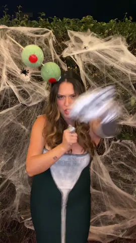Can i have a dirty martini? 🍸 @cathie #martini #halloweencostume #diyhalloween #halloweencostumes #espressomartini 