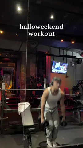 tryna look like batman for halloween #fyp #gym #halloween #workout #Fitness #nyc #foryou #fakebody 