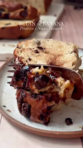 BUDÍN de BANANA PROTEICO🍌Súper Húmedo y esponjoso! Queda Demasiado Rico y es increíble que sea Saludable y tan Fácil de hacer!!😍 Guardate la receta y seguime @pulicocina 🤍Versión Saludable ✔️Sin azúcar ✔️Sin Harinas y/o Sin Gluten (usando de almendras o de cualquier fruto seco o semilla, o sin TACC) ✔️Rico en fibras  ✔️Sin manteca ni aceite Ideal para desayunar o merendar súper rico!🫶🏻 Lo van a amar!!🥰 Compartí con quien quieras probarlo! 💕 • 📝INGREDIENTES:⠀ (Para un molde de 18 x 10cm aprox)⠀⠀⠀⠀⠀⠀⠀⠀ ☆ 3 bananas maduras (aprox una taza de puré de banana, podes usar también puré de manzana!) ☆ 3 huevos ☆ 3 Cdas de yogur (use vegano de coco y lo hice sin lácteos, podes usar griego, natural o de vainilla) ☆ 1 Cda de stevia o cualquier edulcorante (podés reemplazar por 90g de azúcar o miel o eritritol/monk-fruit)  ☆ 1 cdita de esencia de vainilla ✨ Secos: ☆ 2 cditas de polvo de hornear ☆ 1 taza (120g) de la harina que elijas (de almendras, de avena, integral, sin gluten, etc) ☆ 1 medida (30g) de proteína o leche en polvo para hacerlo más proteico, o sino 30g de harina extra de la que ya usaste ☆ Opcional: 1 taza de chips de chocolate sin azúcar o amargo •  🥣PROCEDIMIENTO 👉🏻 Pisar las bananas y agregar los huevos, el yogur, el endulzante, la vainilla e integrar bien.  👉🏻 Agregar los secos. Integrar bien y si querés sumale los chips de chocolate. 👉🏻 Llevar la mezcla a un molde aceitado o con papel manteca o de hornear. Cubrir con los chips de chocolate que reservamos por encima y cocinar por 45 min en horno precalentado a 180°C.  Prueben y me cuentan! Les va a encantar!💕 • • • • • • • #budín #budindebanana #bananabread  #recetassaludables #recetasfaciles #budinfit #meriendassanas  #budin #banana #bananacake #healthyrecipes #budinsaludable #budinsinazucar #bananaloaf #budinproteico #pandebanano
