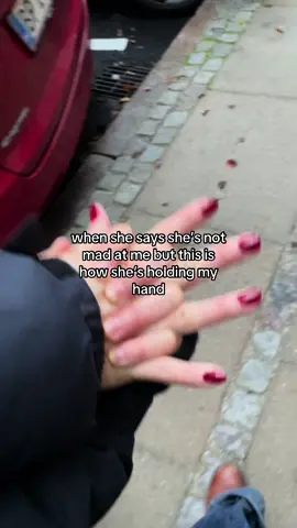 At least she‘s still holding my hand😞✋#lesbiansoftiktok #wlwcouple #gf #wlw 