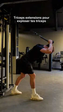 Si tu veux exploser tes triceps alors je te conseille les triceps extensions à la poulie, mais la poulie à hauteur de hanche 💪🏼  Tu gardes une tension constante, le mouvement est plus naturel, et tu vas exercer moins de pression sur les articulations, tout ça sans tricher en te balançant 🙌🏼 #Fitness #musculation #bodybuilding #GymTok #fyp #pourtoi #tricepsworkout #armsworkout 