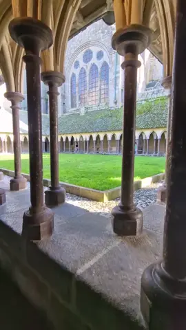 Le Mont Saint Michel 🇫🇷 #Normandy #Normandie #paris #France #montsaintmichel #lemontsaintmichel #paristrip #nomadtrain #Frenchhistory #frencharchitecture #parisdaytrip #vitalenta #weekendtrip #suesavastano 