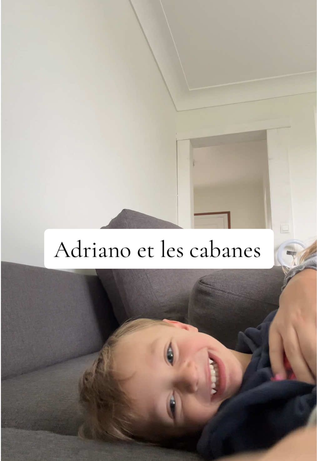 Même si j’ai fais 40 fois la même cabane ce matin , son rire vaut tout l’or du monde 👶🏼🥹 #bebe #family #maman 